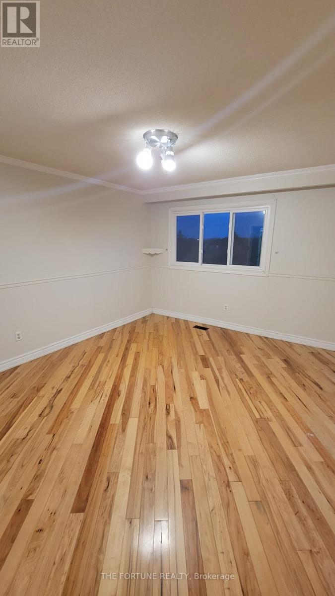 44 Rotherglen (Main) Court, Brampton, Ontario  L6X 2S1 - Photo 8 - W12988784