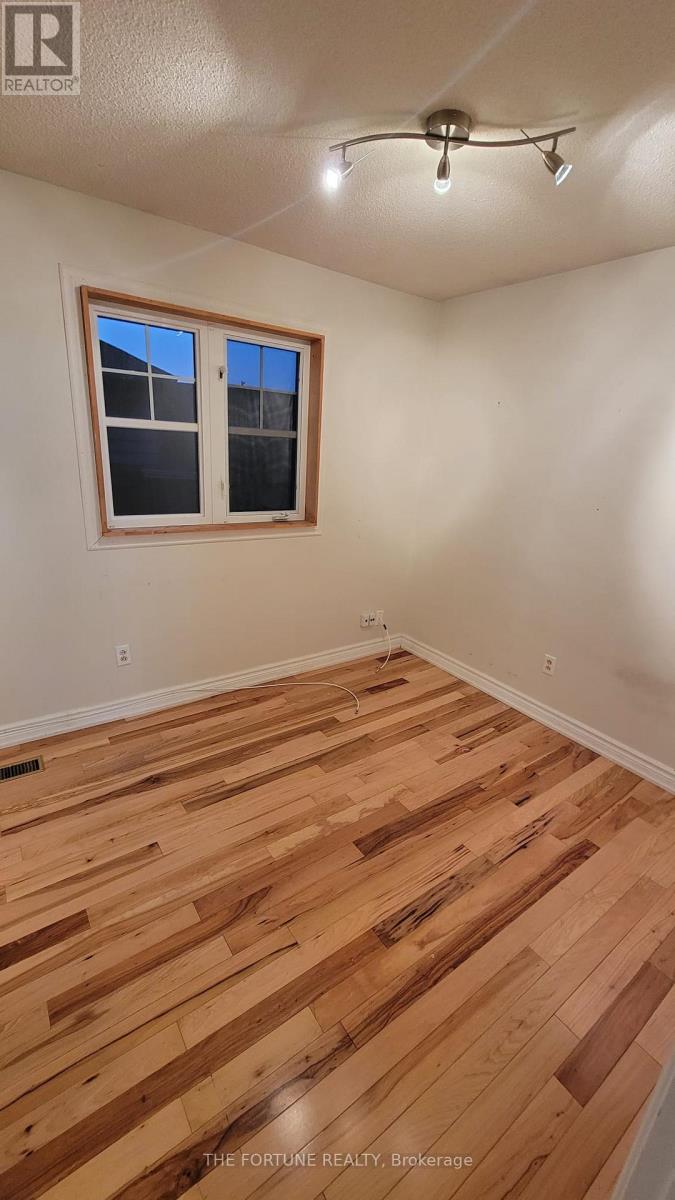 44 Rotherglen (Main) Court, Brampton, Ontario  L6X 2S1 - Photo 9 - W12988784