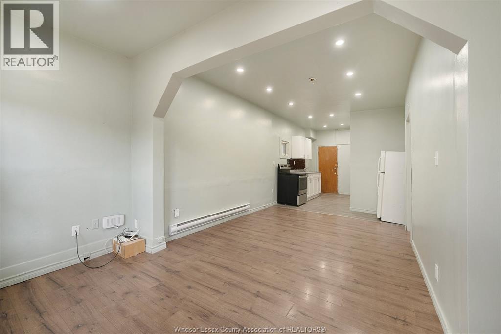 987 Lincoln, Windsor, Ontario  N8Y 2H3 - Photo 3 - 26007870