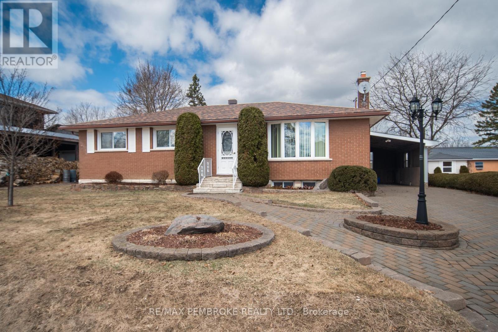 395 CHAMBERLAIN STREET, Pembroke, Ontario