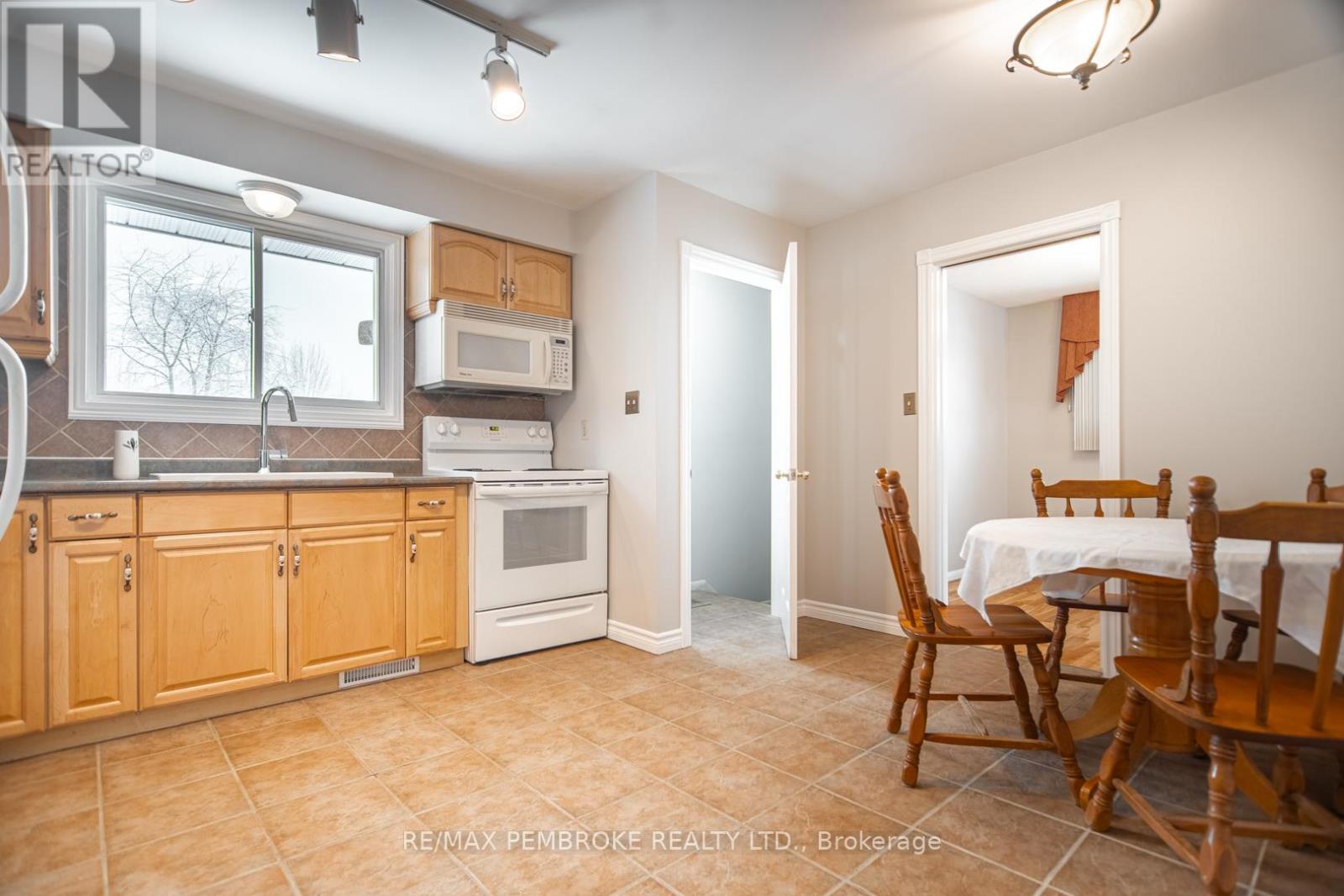 395 Chamberlain Street, Pembroke, Ontario  K8A 2N3 - Photo 4 - X12988804