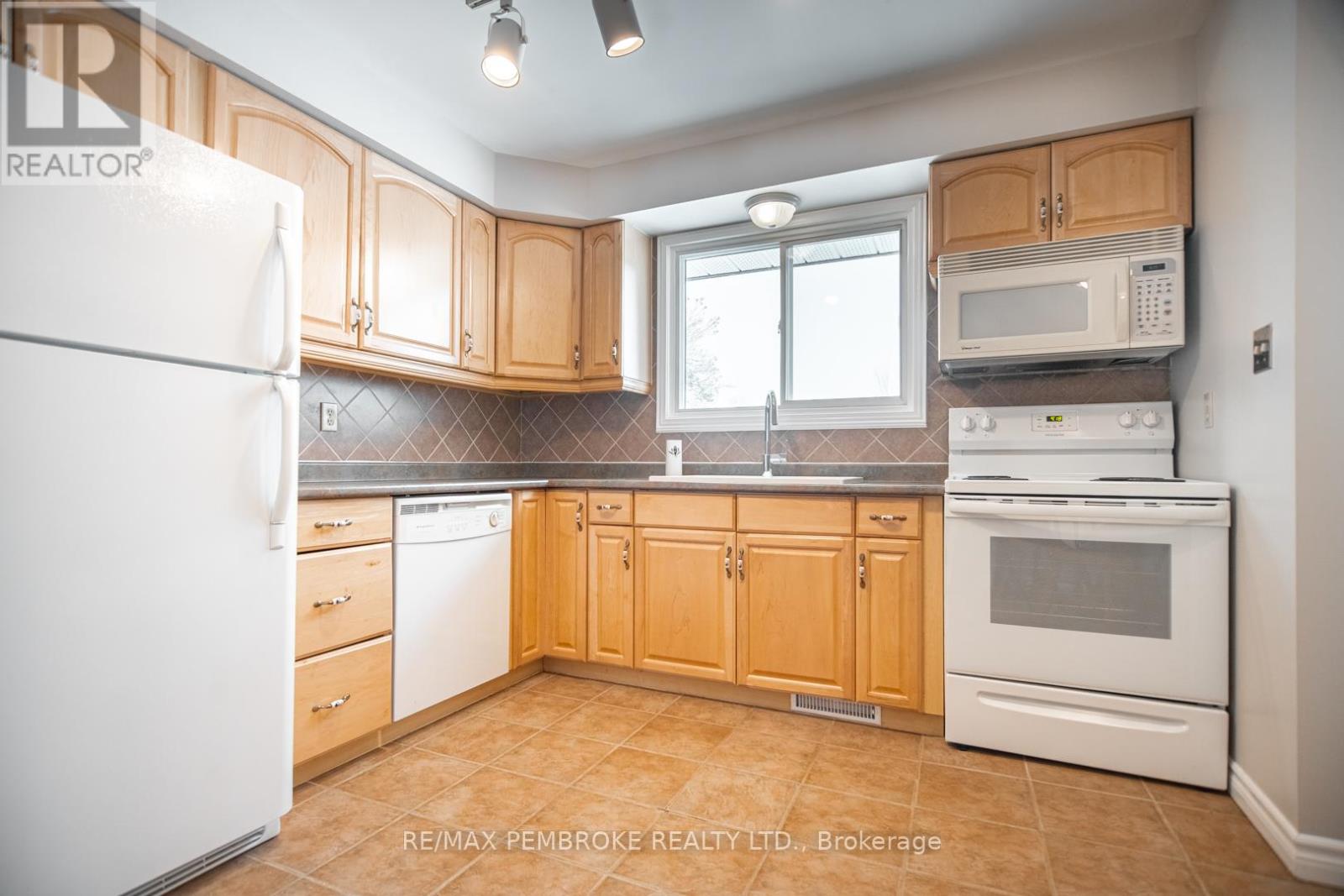 395 Chamberlain Street, Pembroke, Ontario  K8A 2N3 - Photo 5 - X12988804