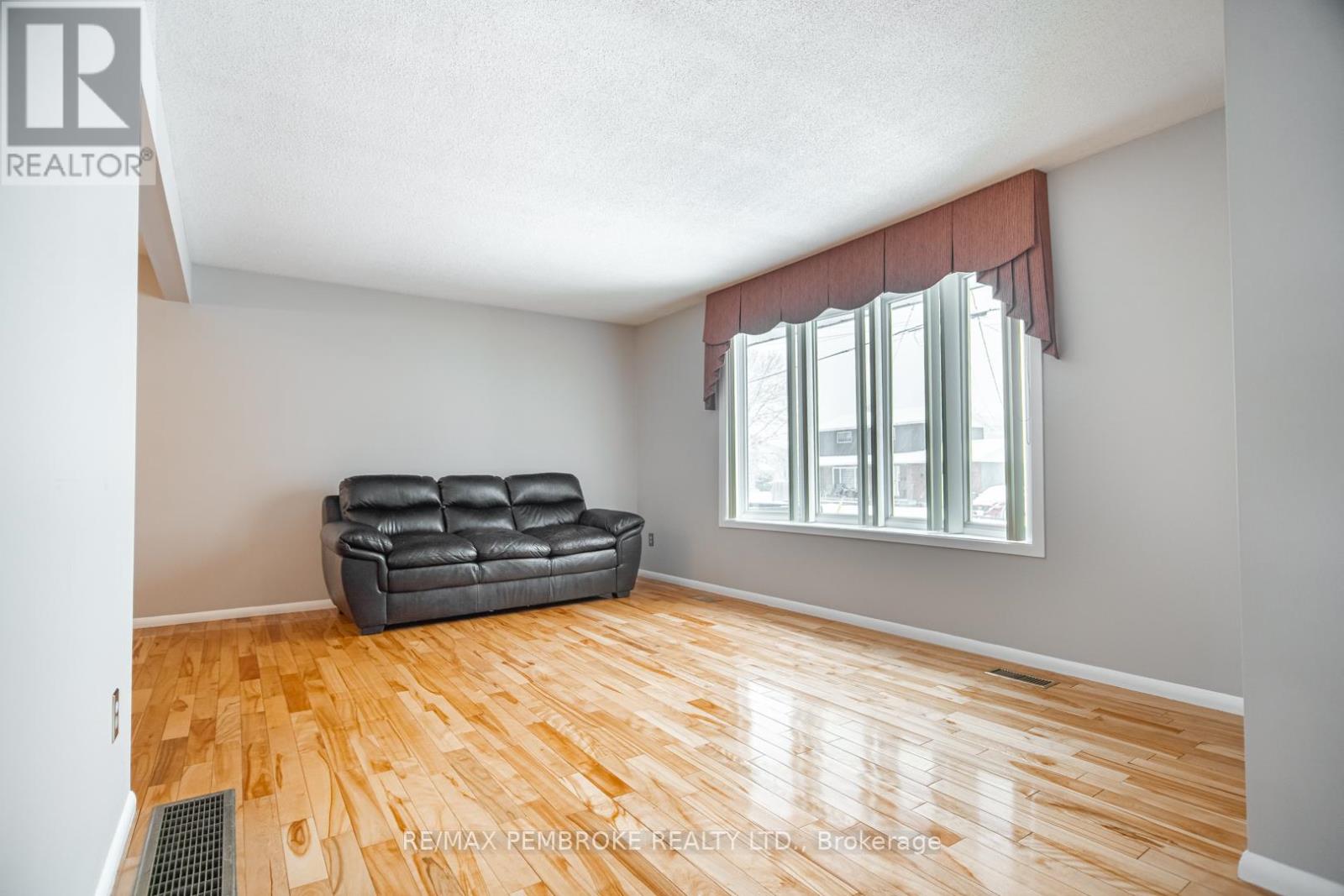 395 Chamberlain Street, Pembroke, Ontario  K8A 2N3 - Photo 7 - X12988804