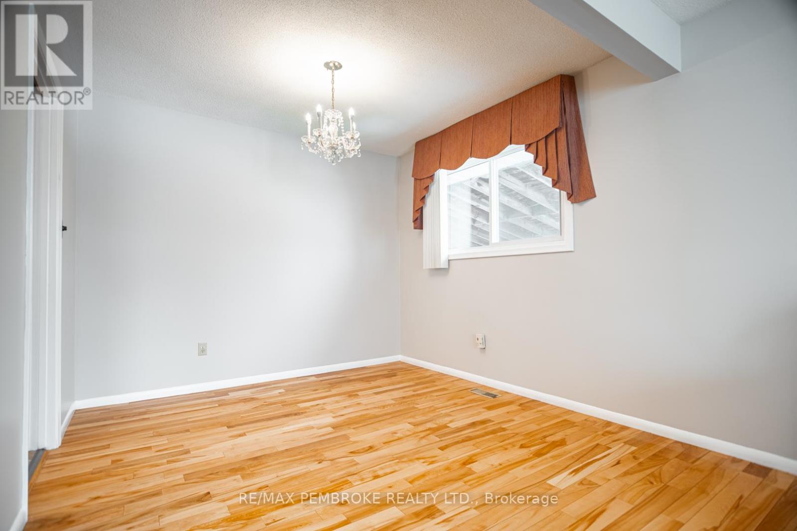 395 Chamberlain Street, Pembroke, Ontario  K8A 2N3 - Photo 8 - X12988804