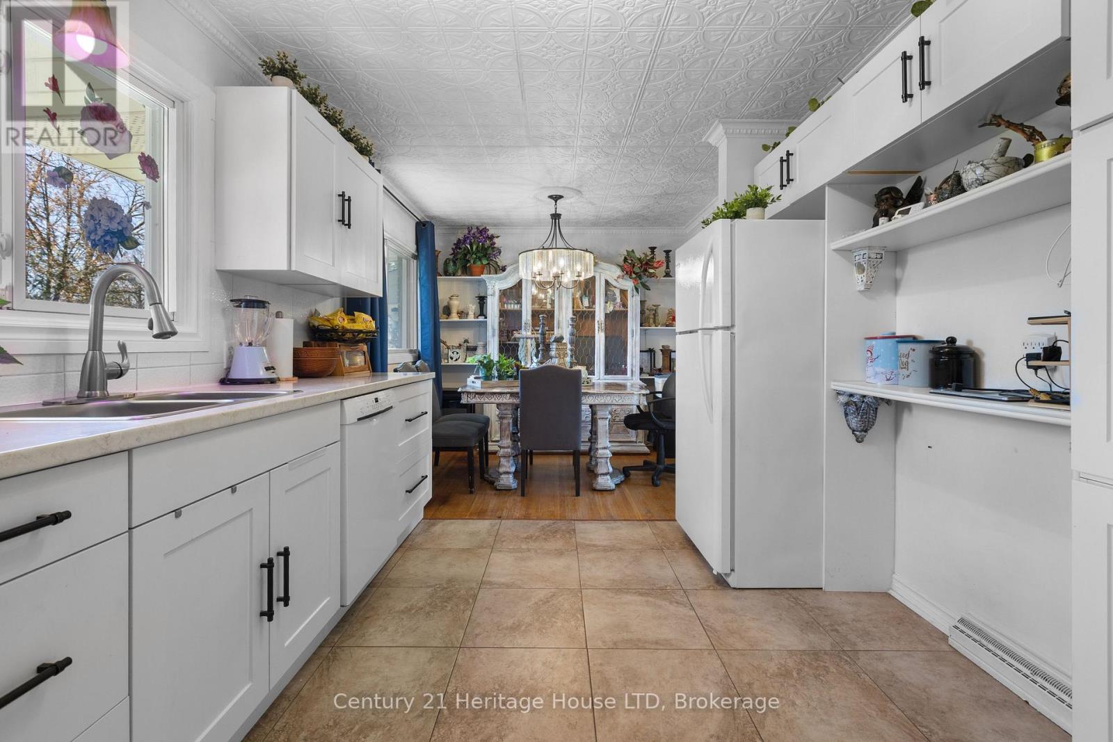 8 Saturn Court, St. Catharines, Ontario  L2M 2T1 - Photo 7 - X12988802