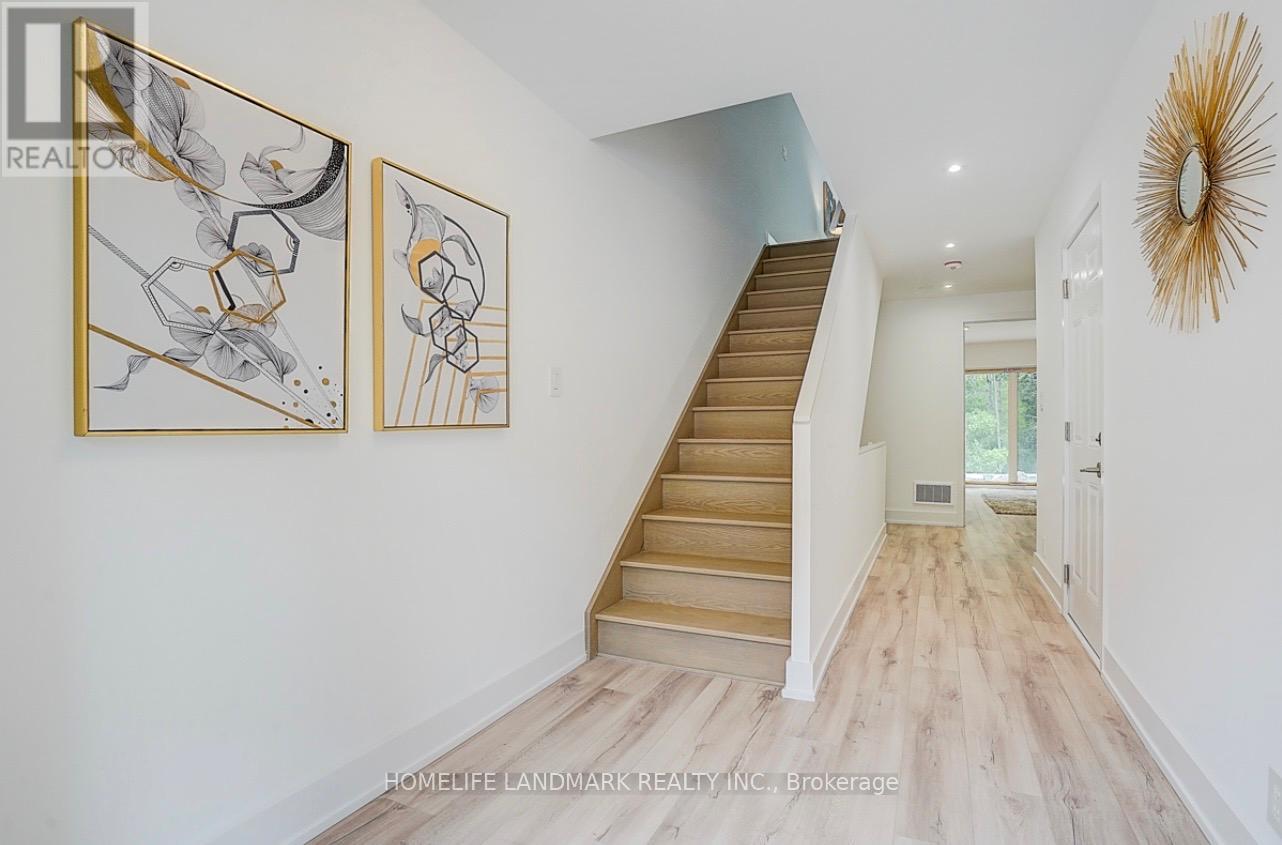 27 Chestnut Court, Aurora, Ontario  L4G 4A4 - Photo 4 - N12983030