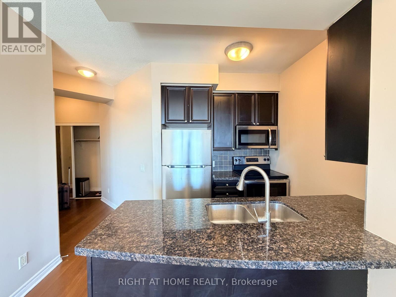 1105 - 2365 Central Park Drive, Oakville, Ontario  L6H 0C7 - Photo 6 - W12988806