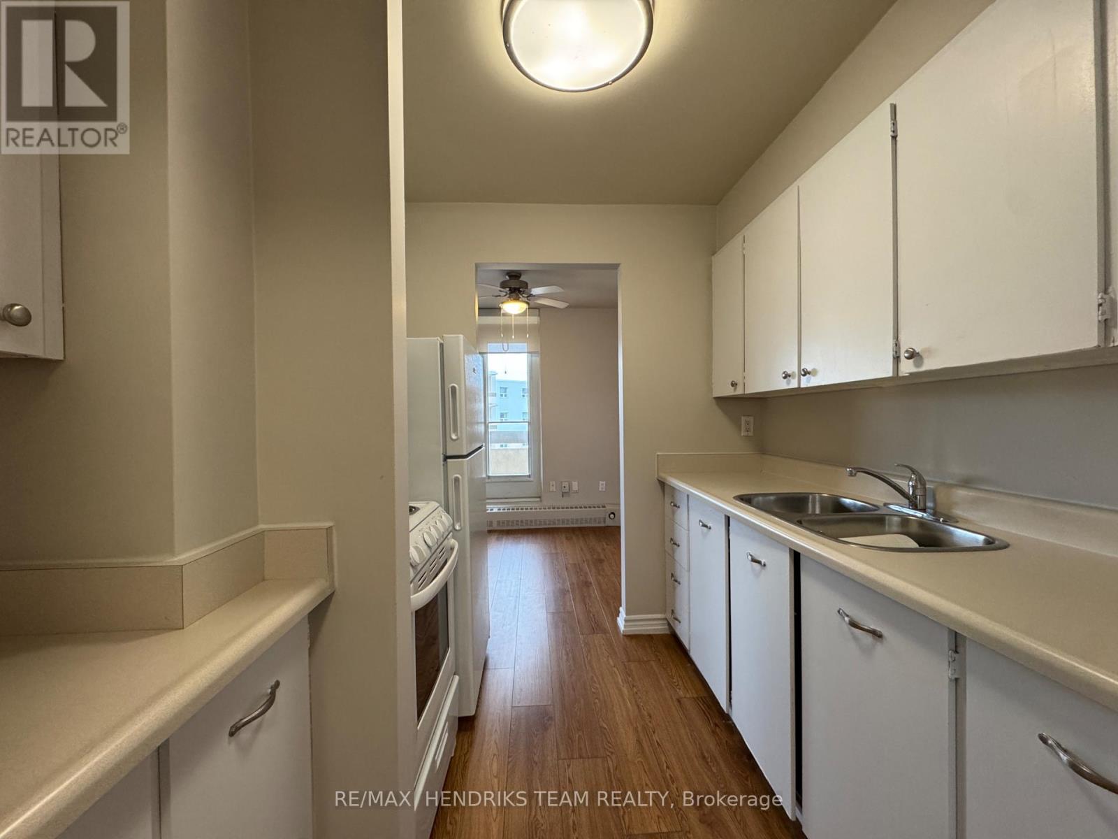 406 - 158 Fitch Street, Welland, Ontario  L3C 4V6 - Photo 2 - X12988814