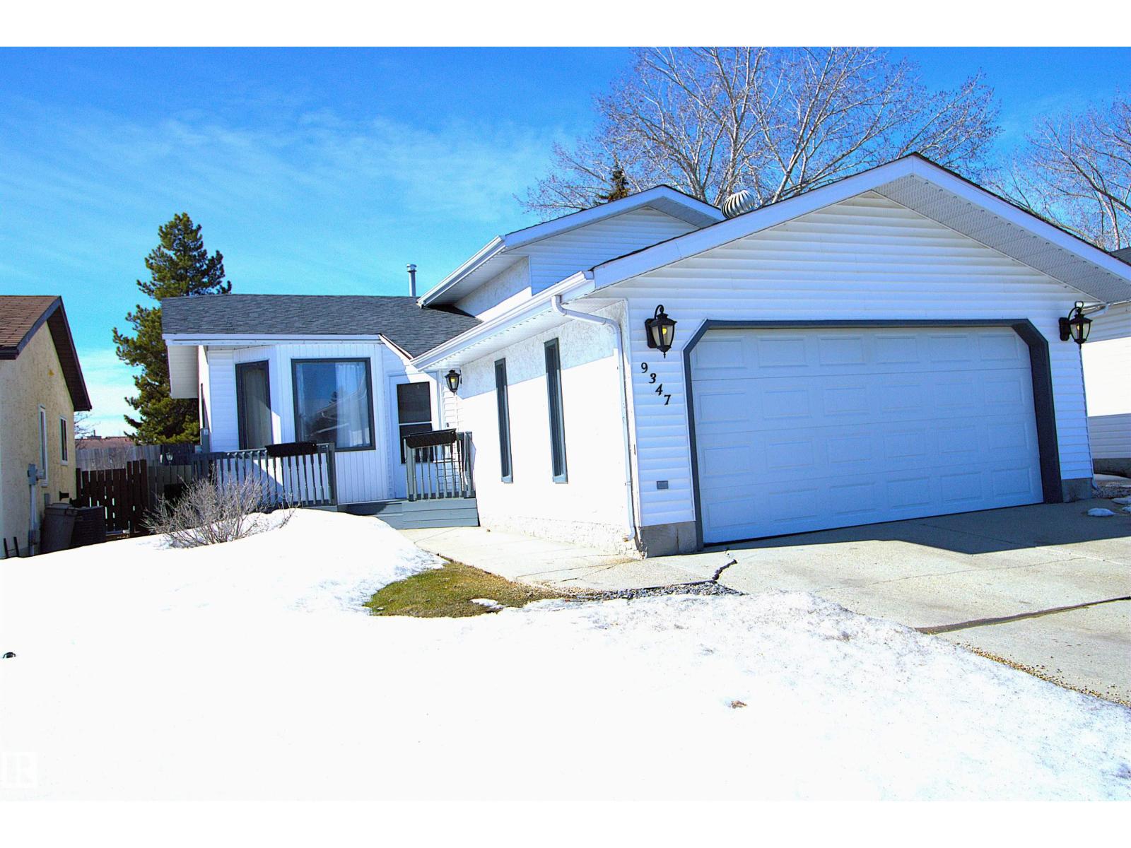 9347 175 Av NW, Edmonton, Alberta  T5Z 2C8 - Photo 2 - E4481402