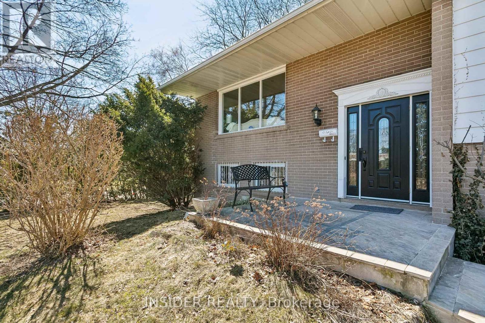2078 Stanfield Road, Mississauga, Ontario  L4Y 1R5 - Photo 3 - W12988866