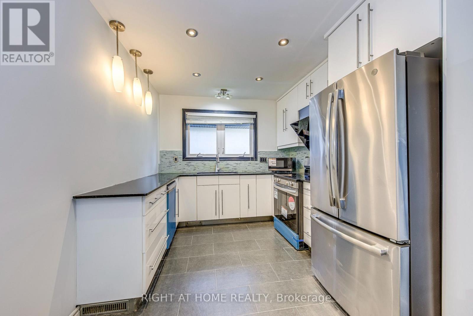 Upper - Upper 426 Lees Lane, Oakville, Ontario  L6L 4S7 - Photo 11 - W12988914