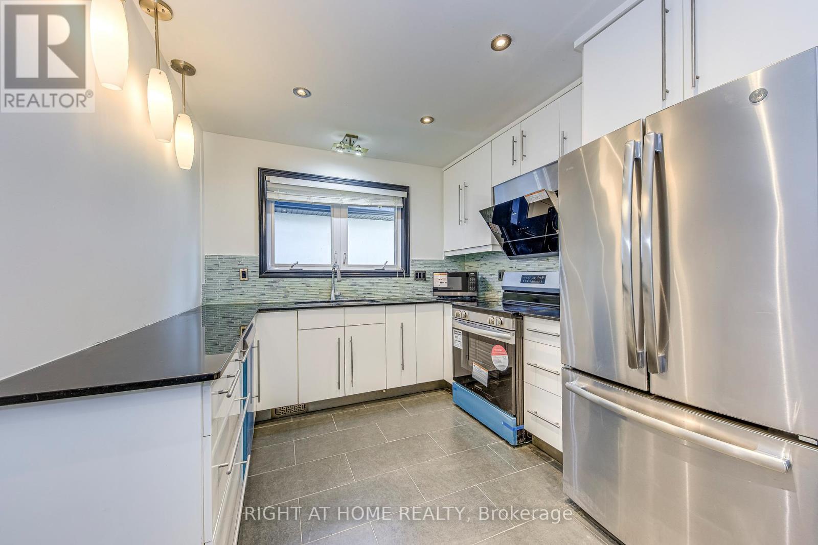 Upper - Upper 426 Lees Lane, Oakville, Ontario  L6L 4S7 - Photo 12 - W12988914