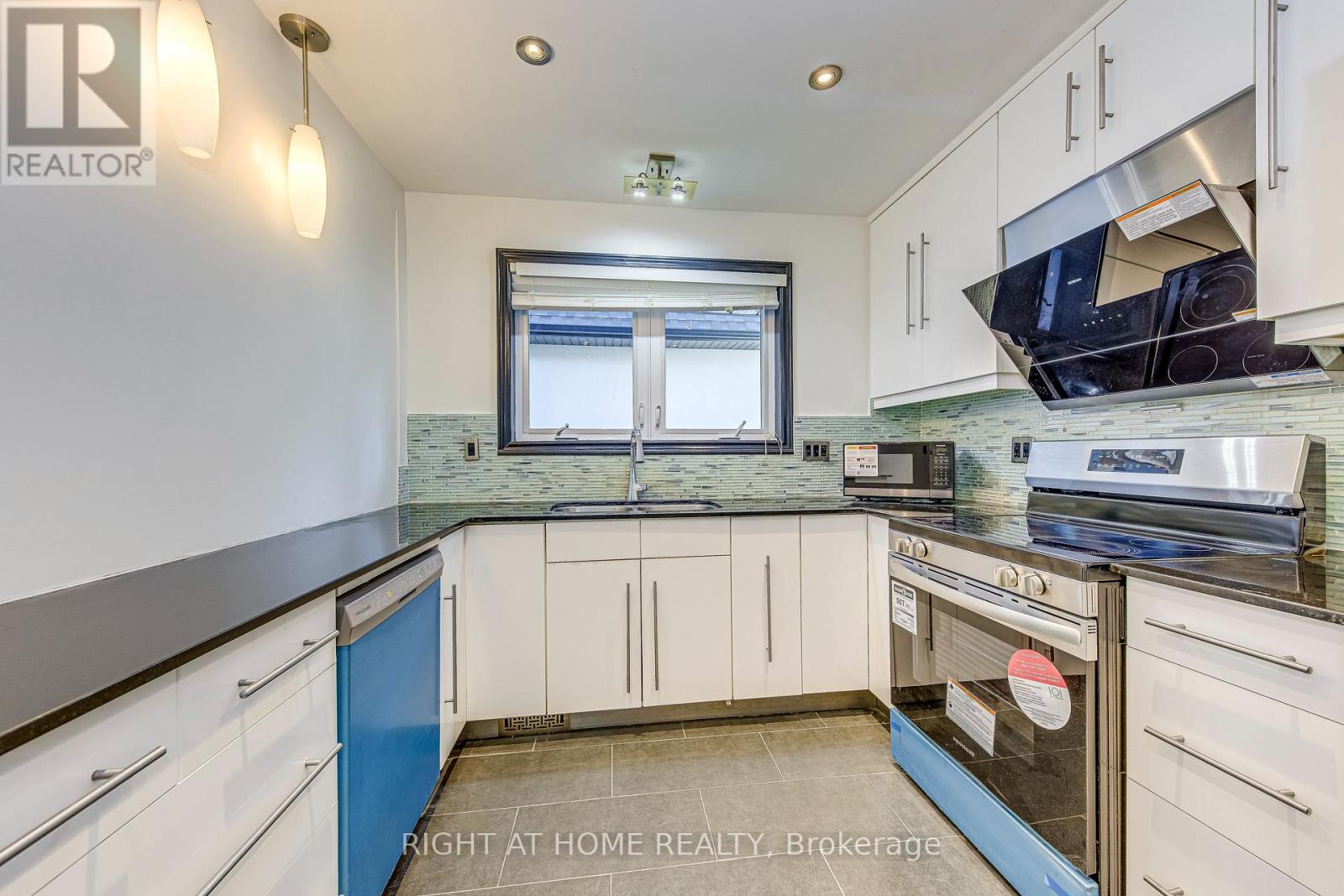 Upper - Upper 426 Lees Lane, Oakville, Ontario  L6L 4S7 - Photo 13 - W12988914