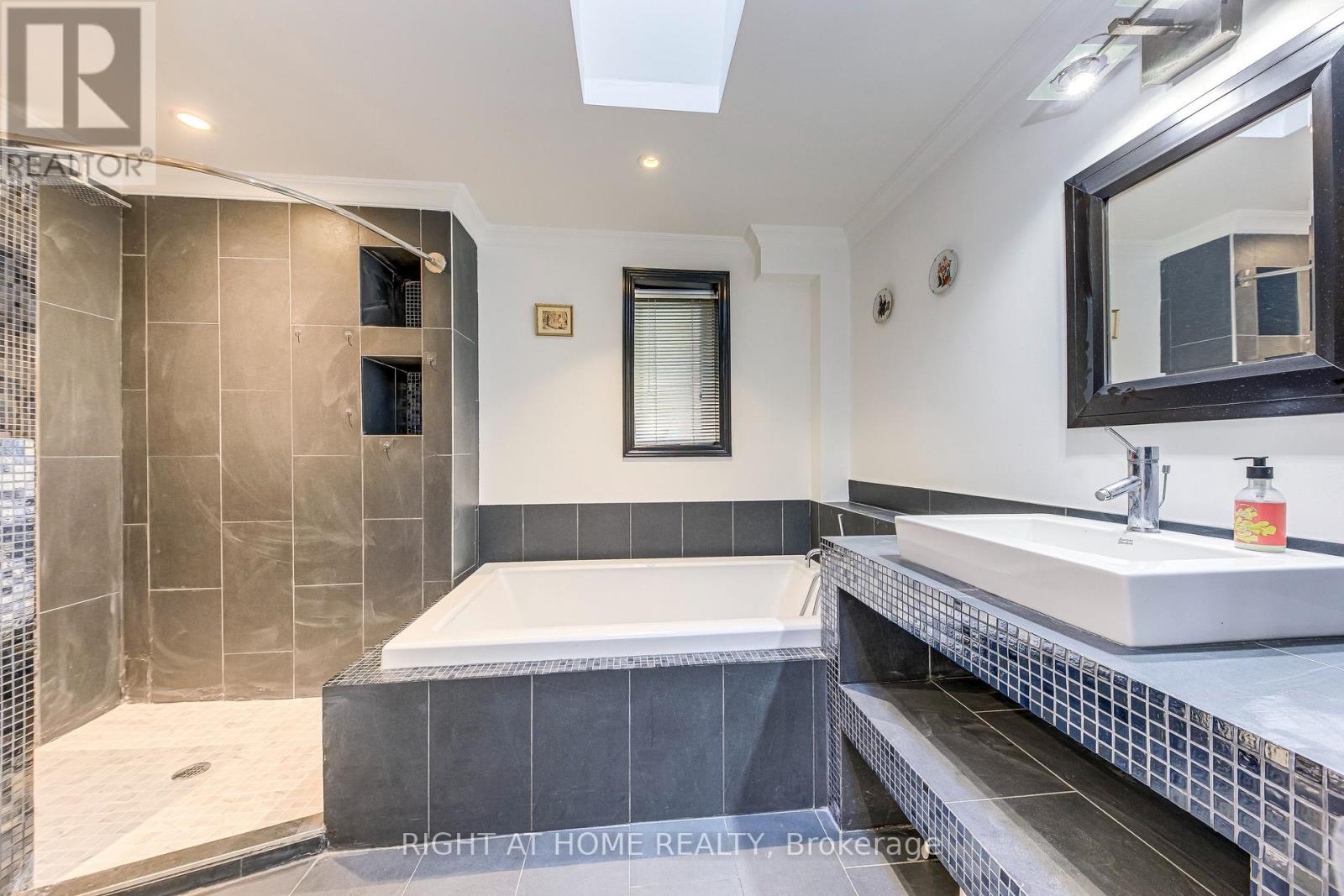 Upper - Upper 426 Lees Lane, Oakville, Ontario  L6L 4S7 - Photo 25 - W12988914