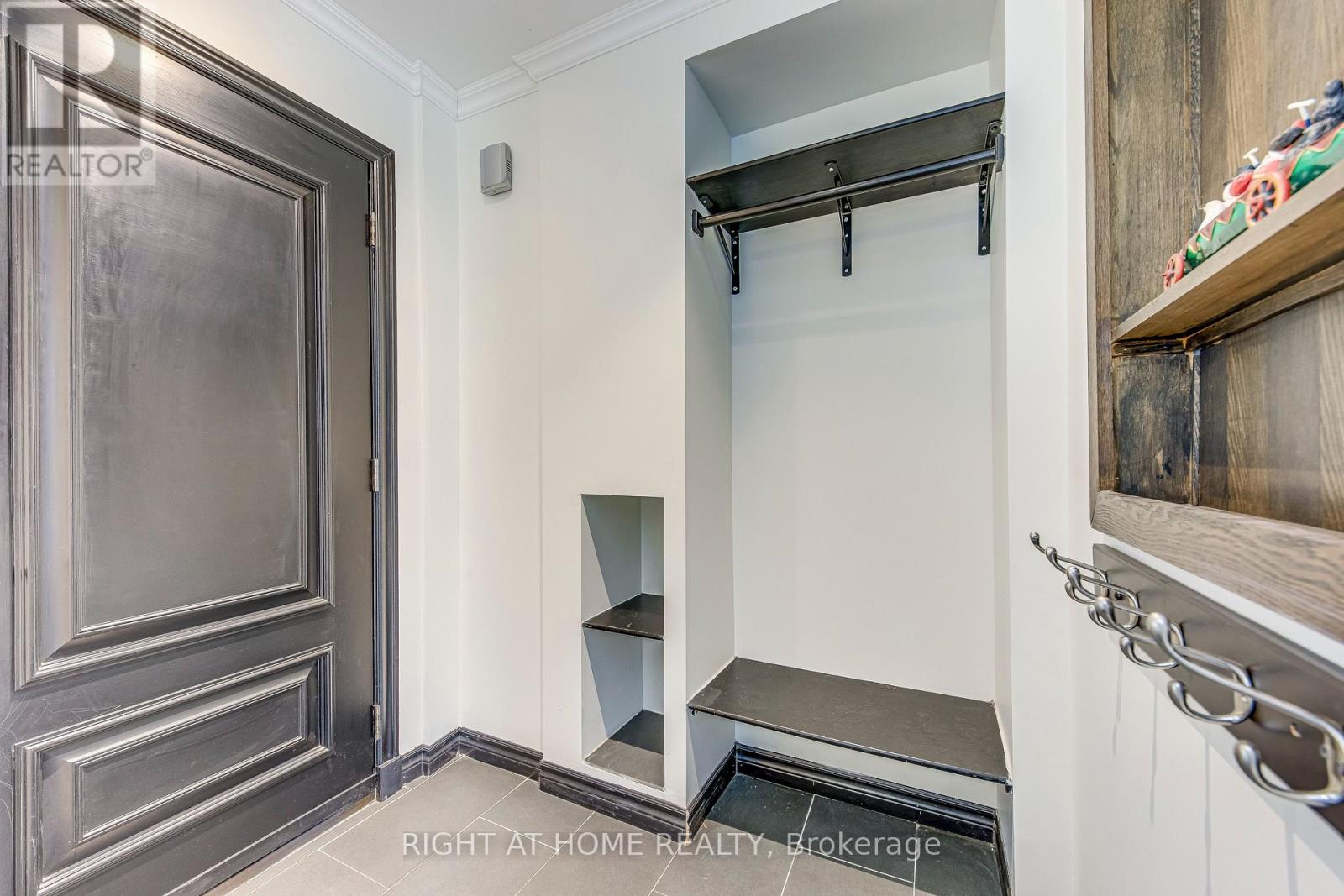 Upper - Upper 426 Lees Lane, Oakville, Ontario  L6L 4S7 - Photo 3 - W12988914