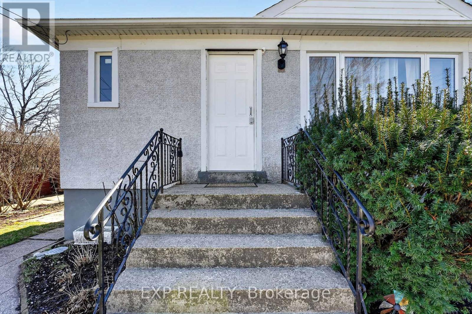 370 Clarence Street, Port Colborne, Ontario  L3K 3H2 - Photo 2 - X12988888