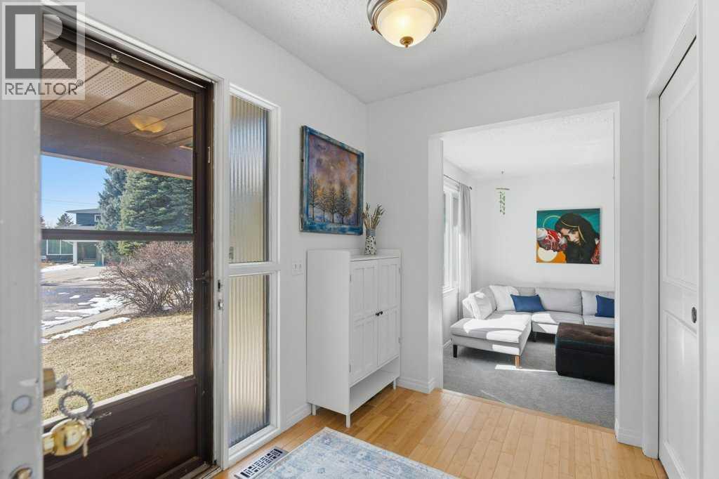 536 Woodhill Place SW, Calgary, Alberta  T2W 3L5 - Photo 3 - A2299102