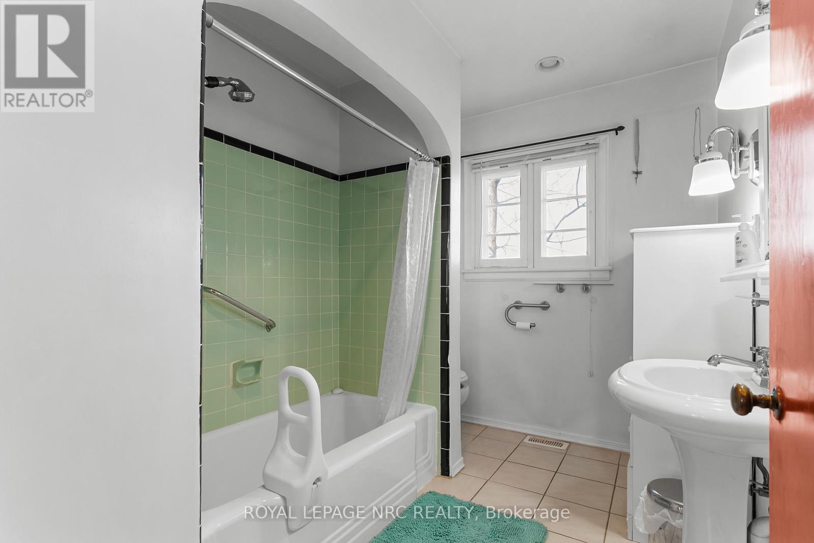 197 Elmwood Avenue, Fort Erie, Ontario  L0S 1B0 - Photo 7 - X12988954