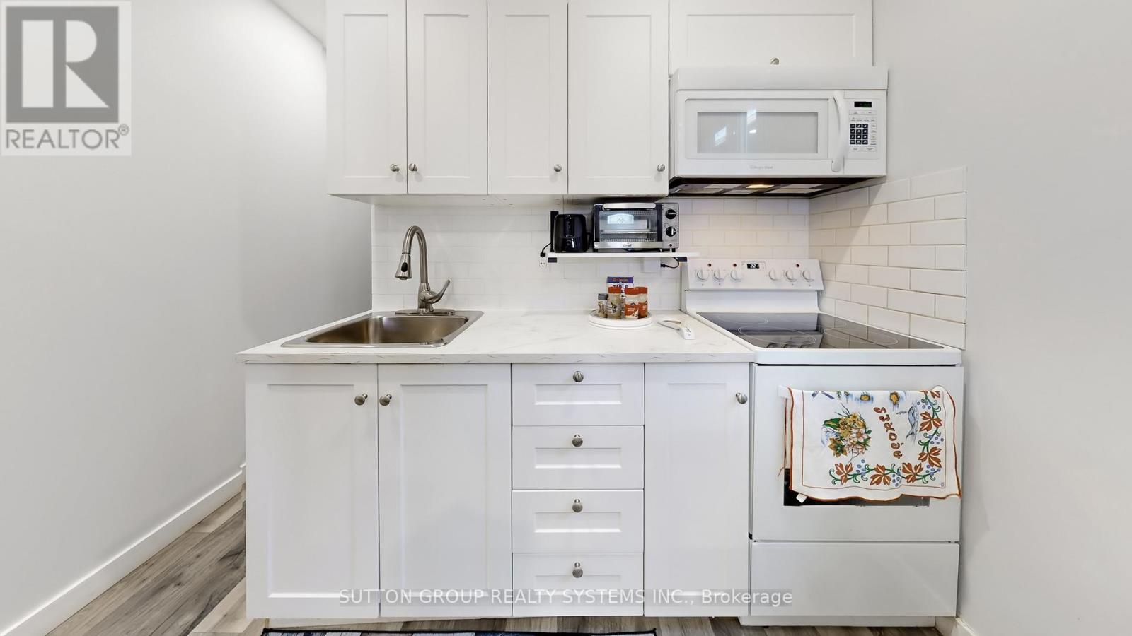 50 Brownville Avenue, Toronto, Ontario  M4N 4L3 - Photo 9 - W12988958