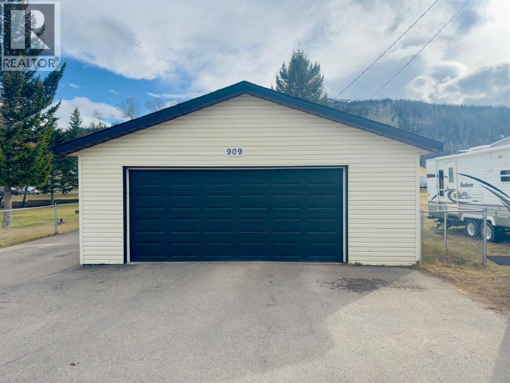 909 230 Street, Hillcrest, Alberta  T0K 1C0 - Photo 5 - A2288060