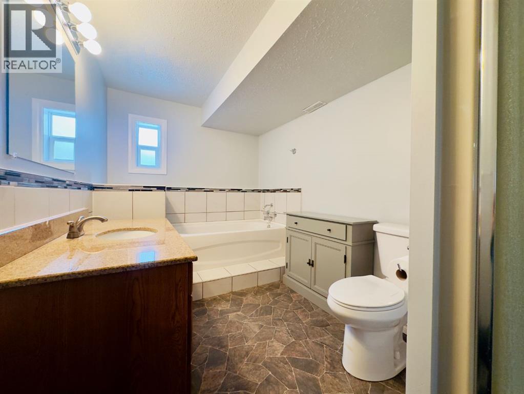 909 230 Street, Hillcrest, Alberta  T0K 1C0 - Photo 36 - A2288060