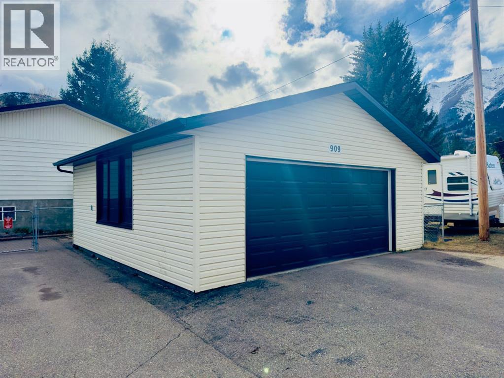 909 230 Street, Hillcrest, Alberta  T0K 1C0 - Photo 4 - A2288060