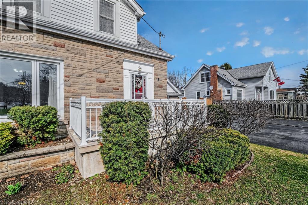 19 Lyndsay Street, Brantford, Ontario  N3T 2C5 - Photo 3 - 40815824