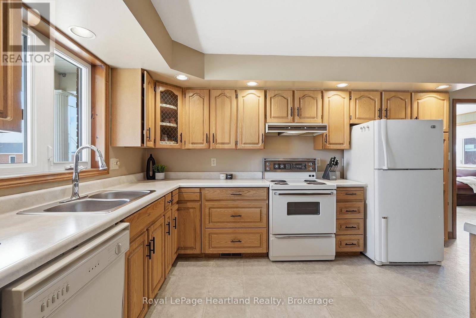 350 Edward Street, North Huron, Ontario  N0G 2W0 - Photo 17 - X12989022