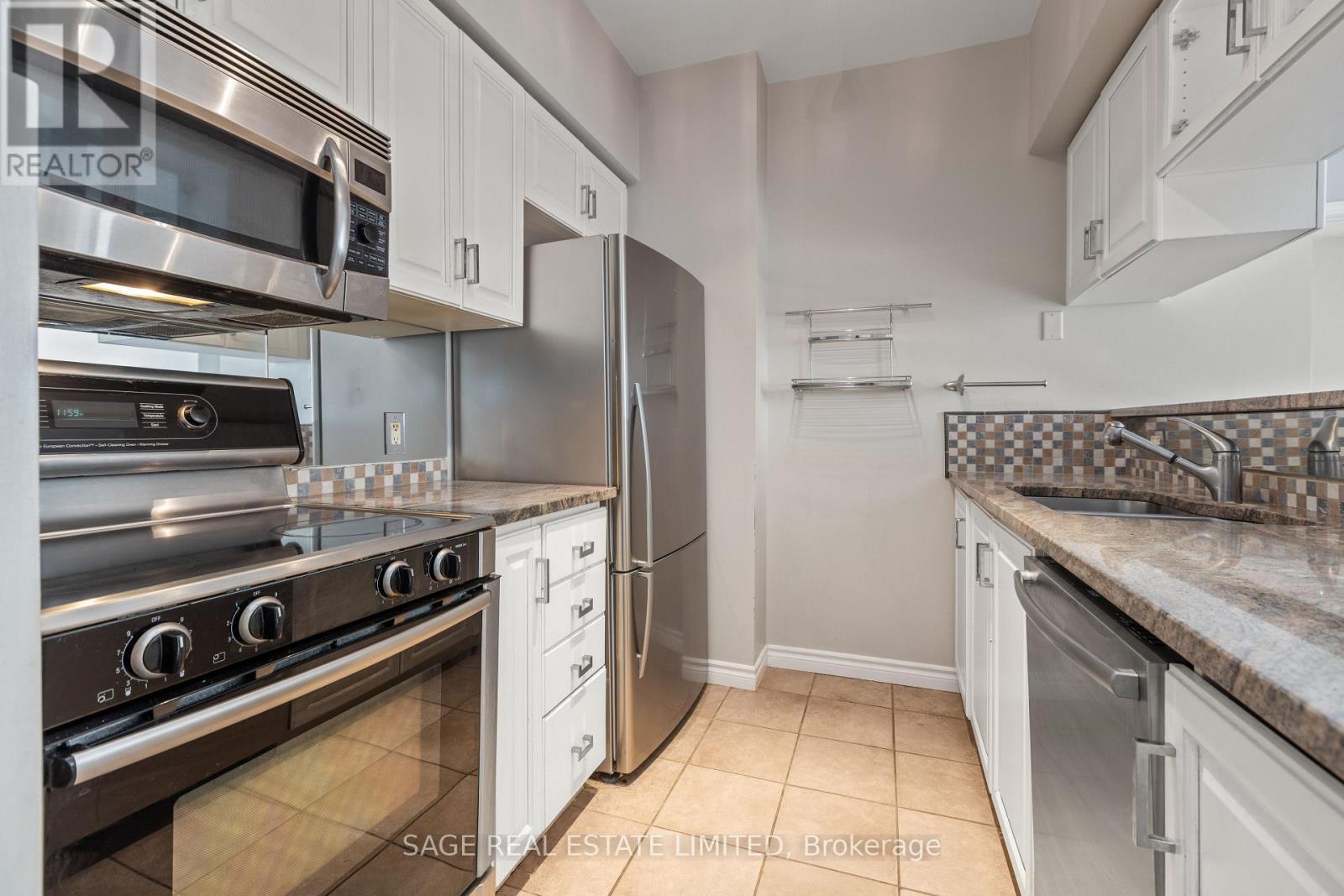 803 - 1 Deer Park Crescent, Toronto, Ontario  M4V 3C4 - Photo 10 - C12988978