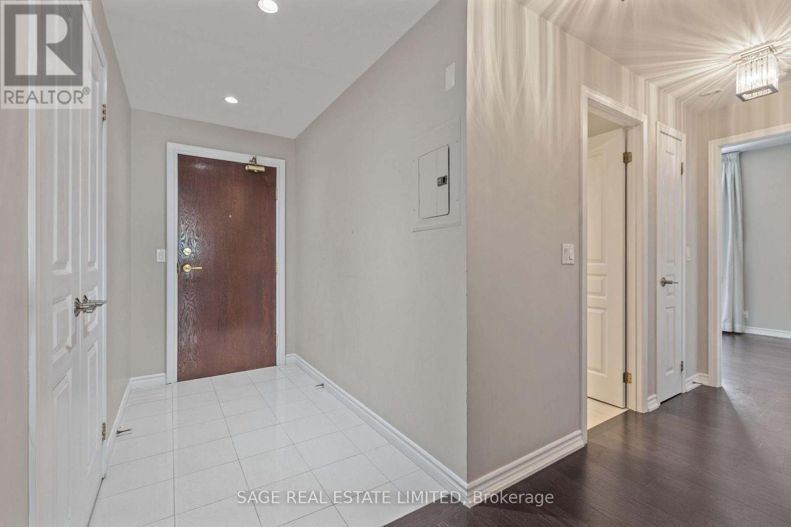 803 - 1 Deer Park Crescent, Toronto, Ontario  M4V 3C4 - Photo 31 - C12988978