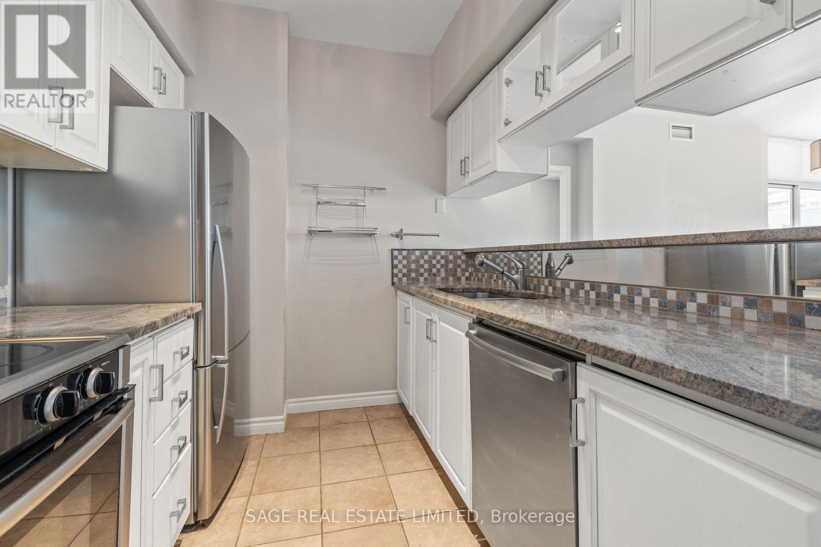 803 - 1 Deer Park Crescent, Toronto, Ontario  M4V 3C4 - Photo 9 - C12988978