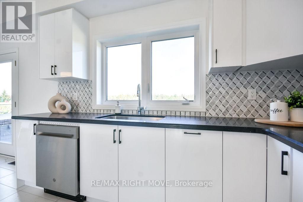 3721 Quayside Drive, Severn (West Shore), Ontario L3V 8M9 - Photo 12 - S12989078