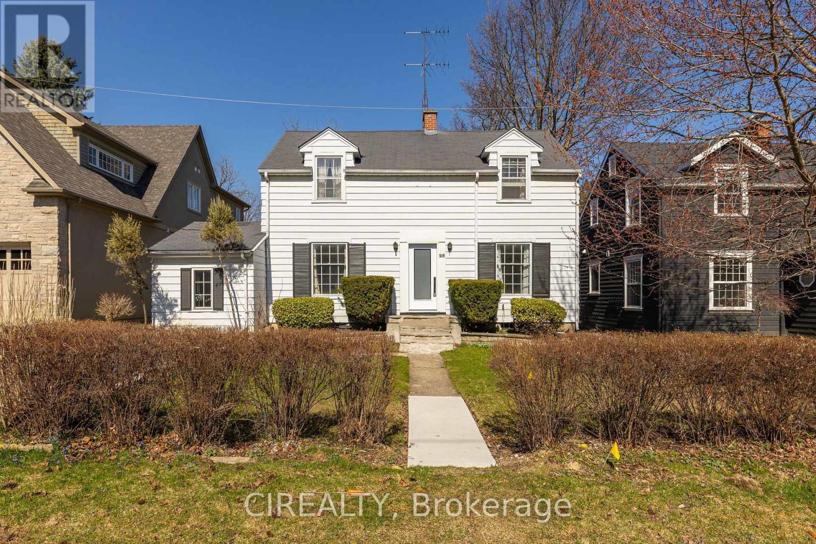 25 Howard Avenue, Oakville, Ontario  L6J 3Y2 - Photo 2 - W12988970