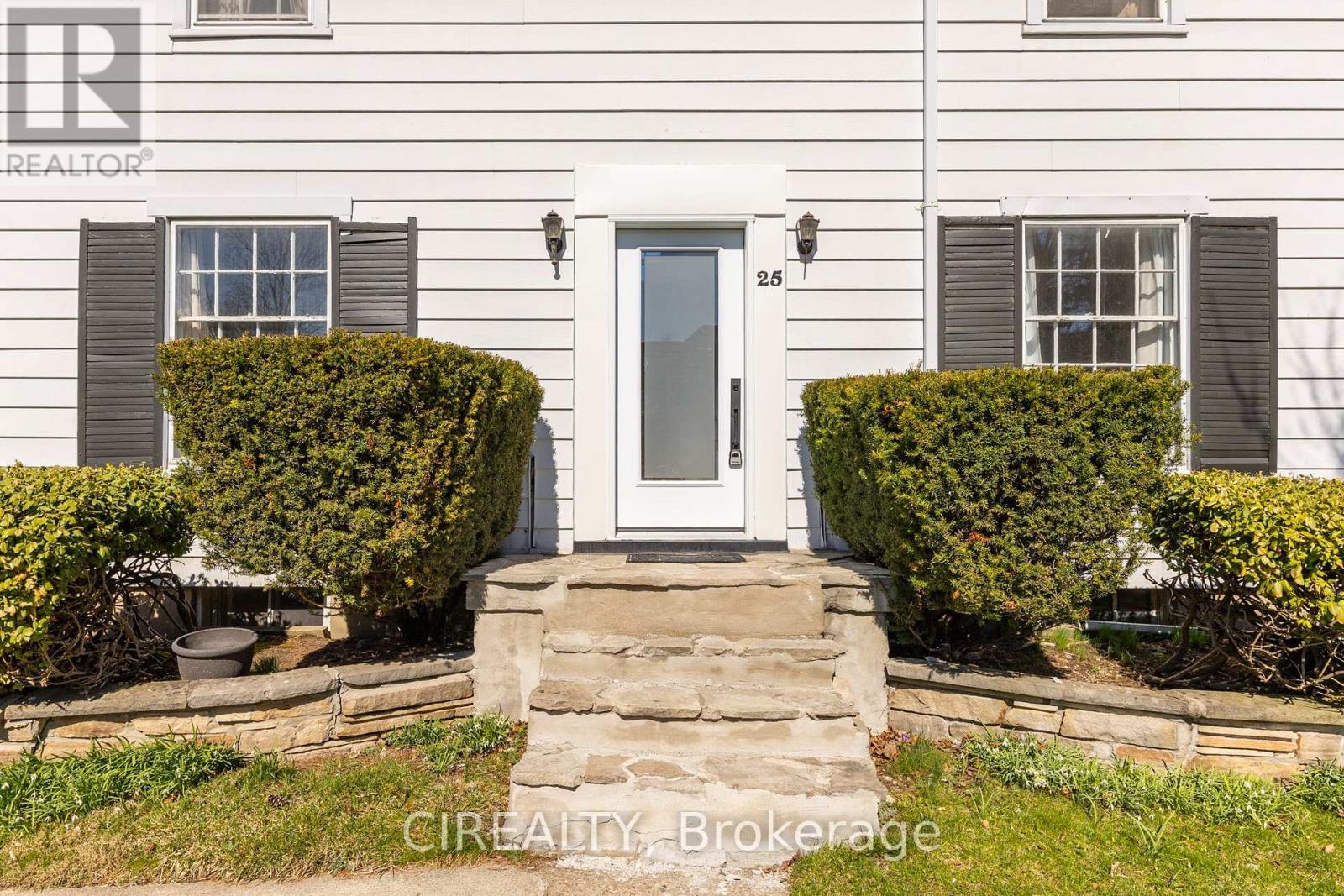 25 Howard Avenue, Oakville, Ontario  L6J 3Y2 - Photo 4 - W12988970