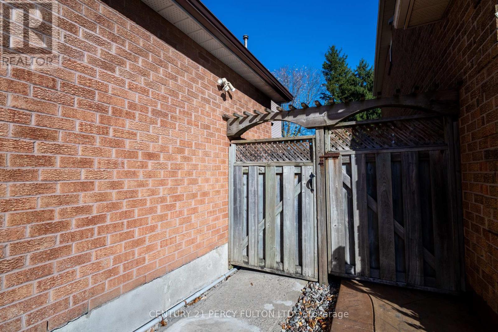 1618 Major Oaks Road, Pickering, Ontario  L1X 2G8 - Photo 2 - E12989134