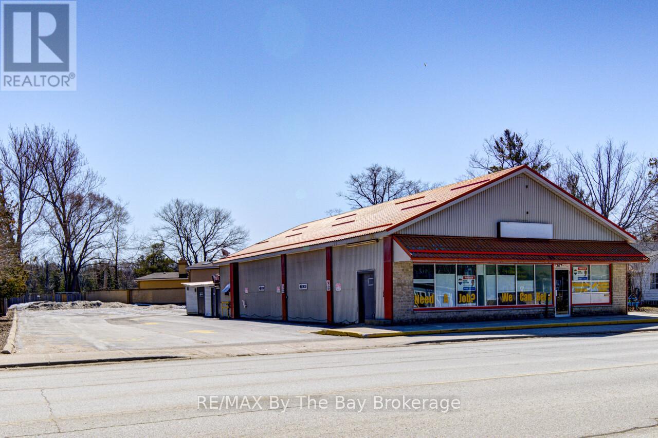 1367 Mosley Street, Wasaga Beach, Ontario  L9Z 2C5 - Photo 2 - S12981784