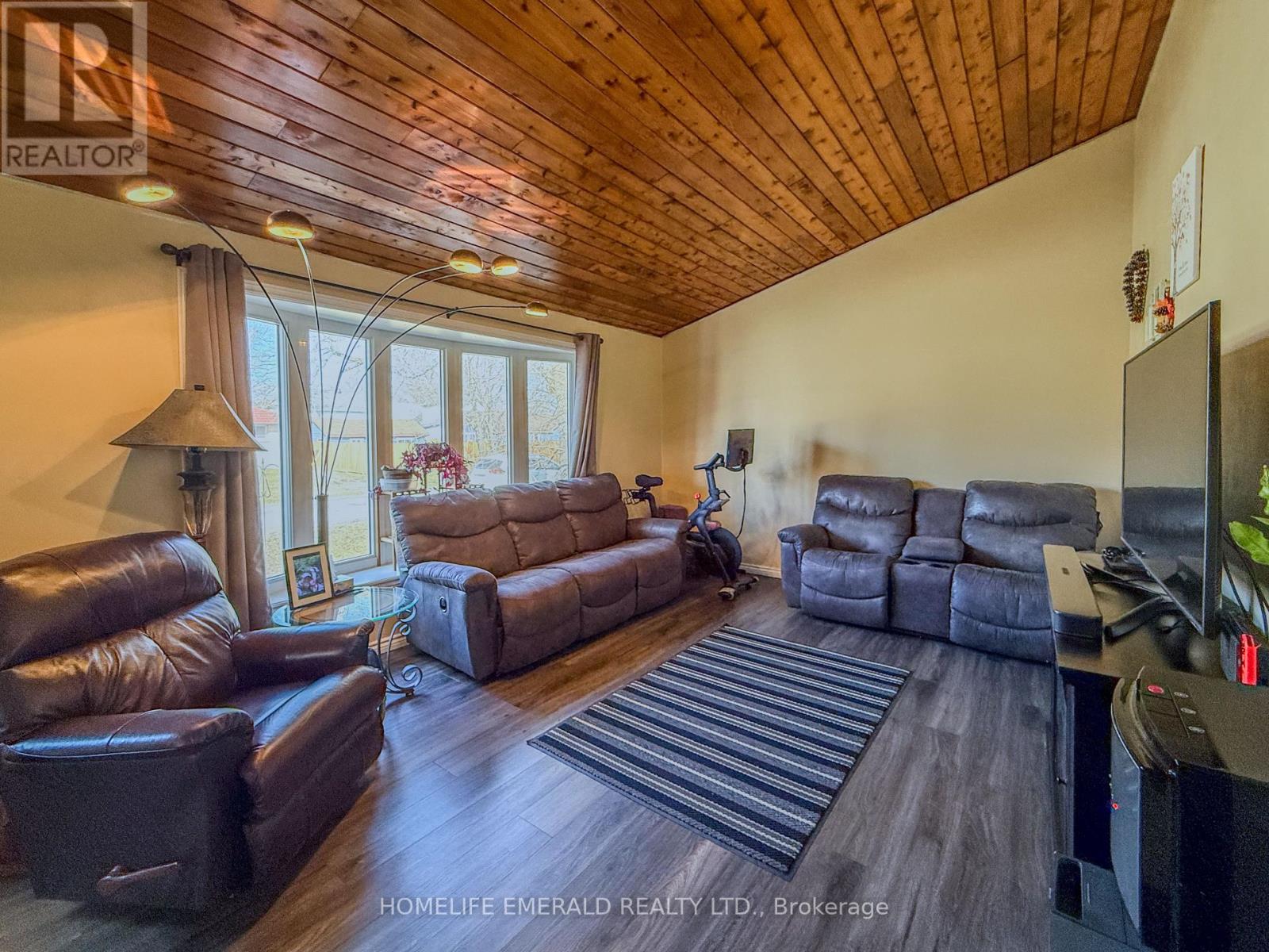 74 Vernon Street, Essa, Ontario  L0M 1B0 - Photo 7 - N12989110