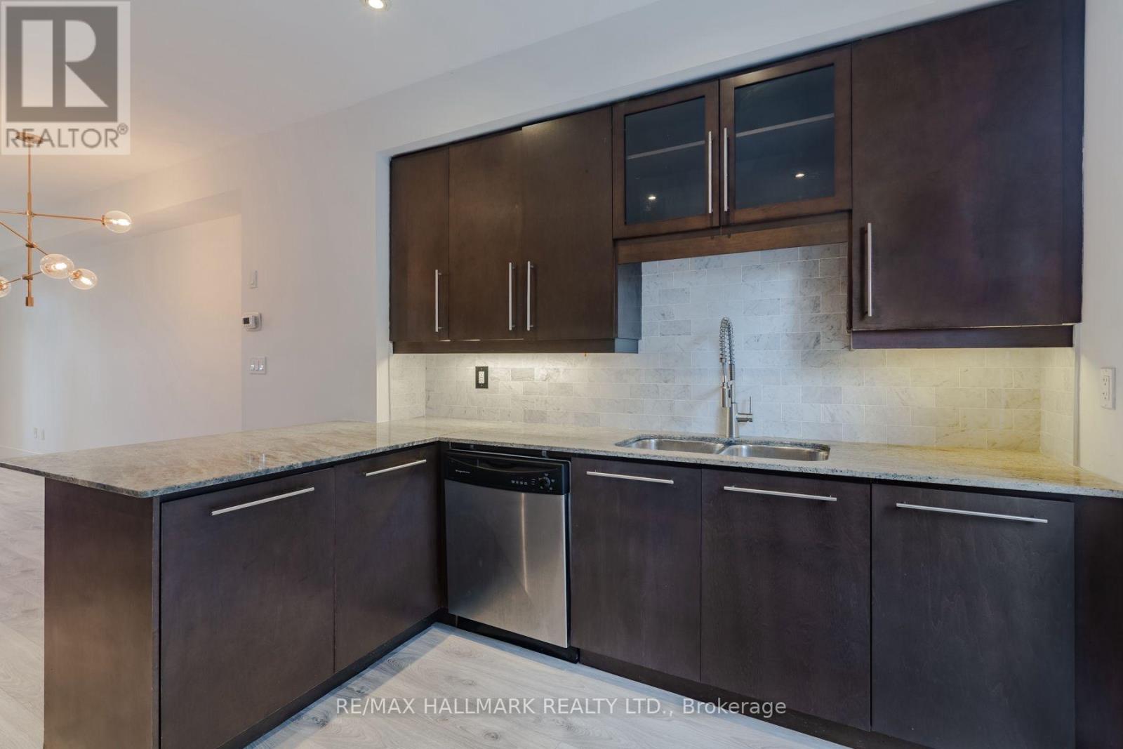 36 - 99 The Queensway, Toronto, Ontario  M6S 5B4 - Photo 7 - W12989114