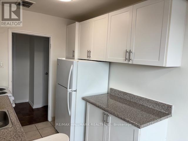 311 - 2 Kinsdale Boulevard, Toronto, Ontario  M8Y 1T7 - Photo 4 - W12989132