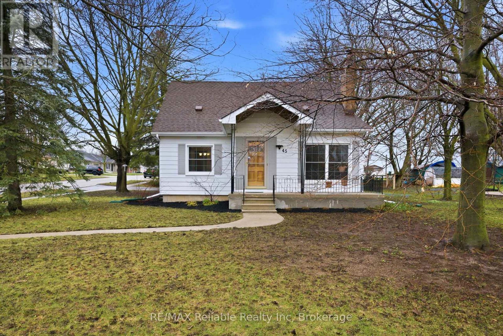 45 Whitehead Street, Central Huron, Ontario  N0M 1L0 - Photo 3 - X12989158