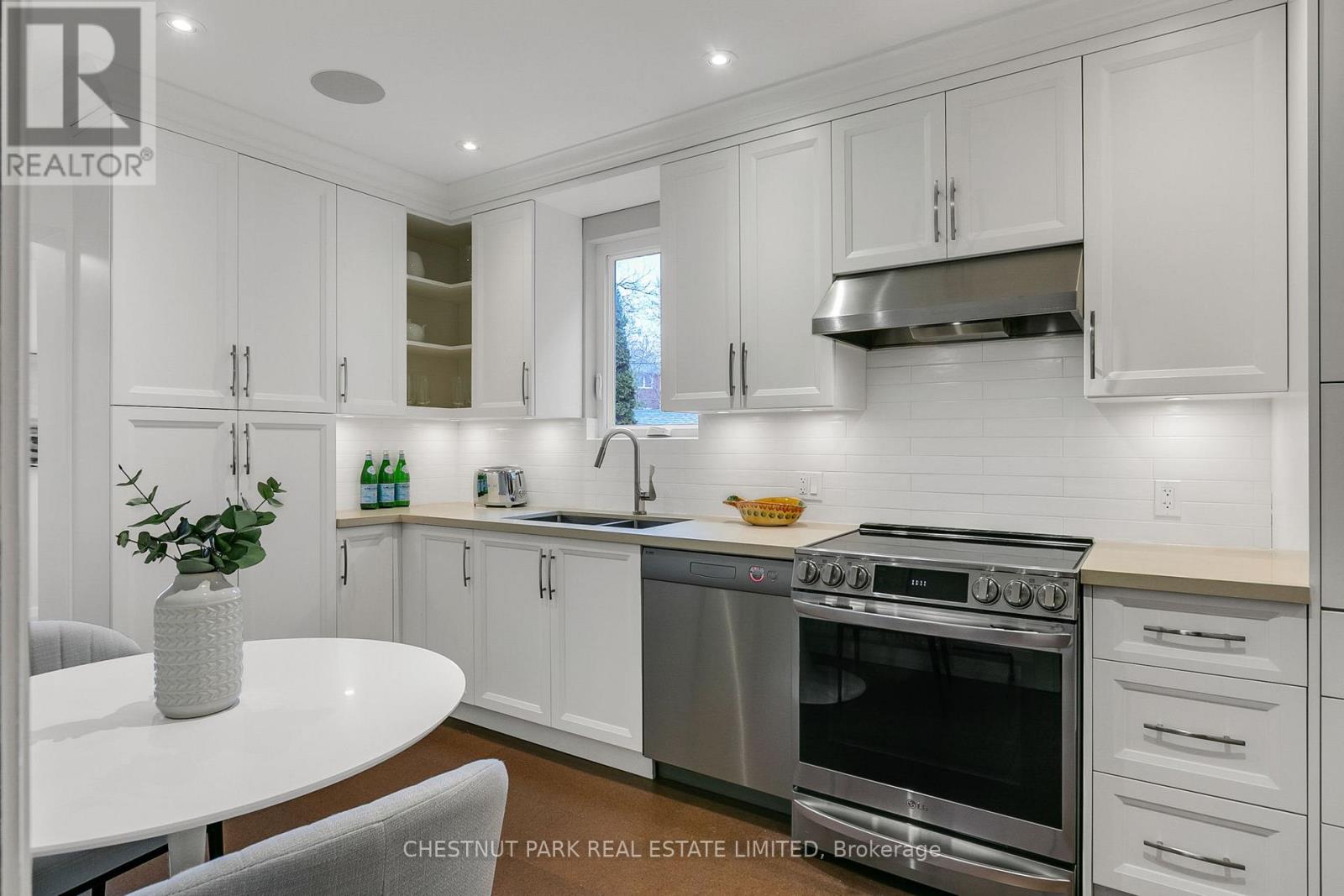 7 Fleming Crescent, Toronto, Ontario  M4G 2A9 - Photo 12 - C12989170