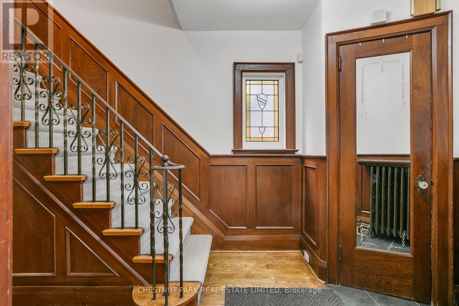 7 Fleming Crescent, Toronto, Ontario  M4G 2A9 - Photo 3 - C12989170