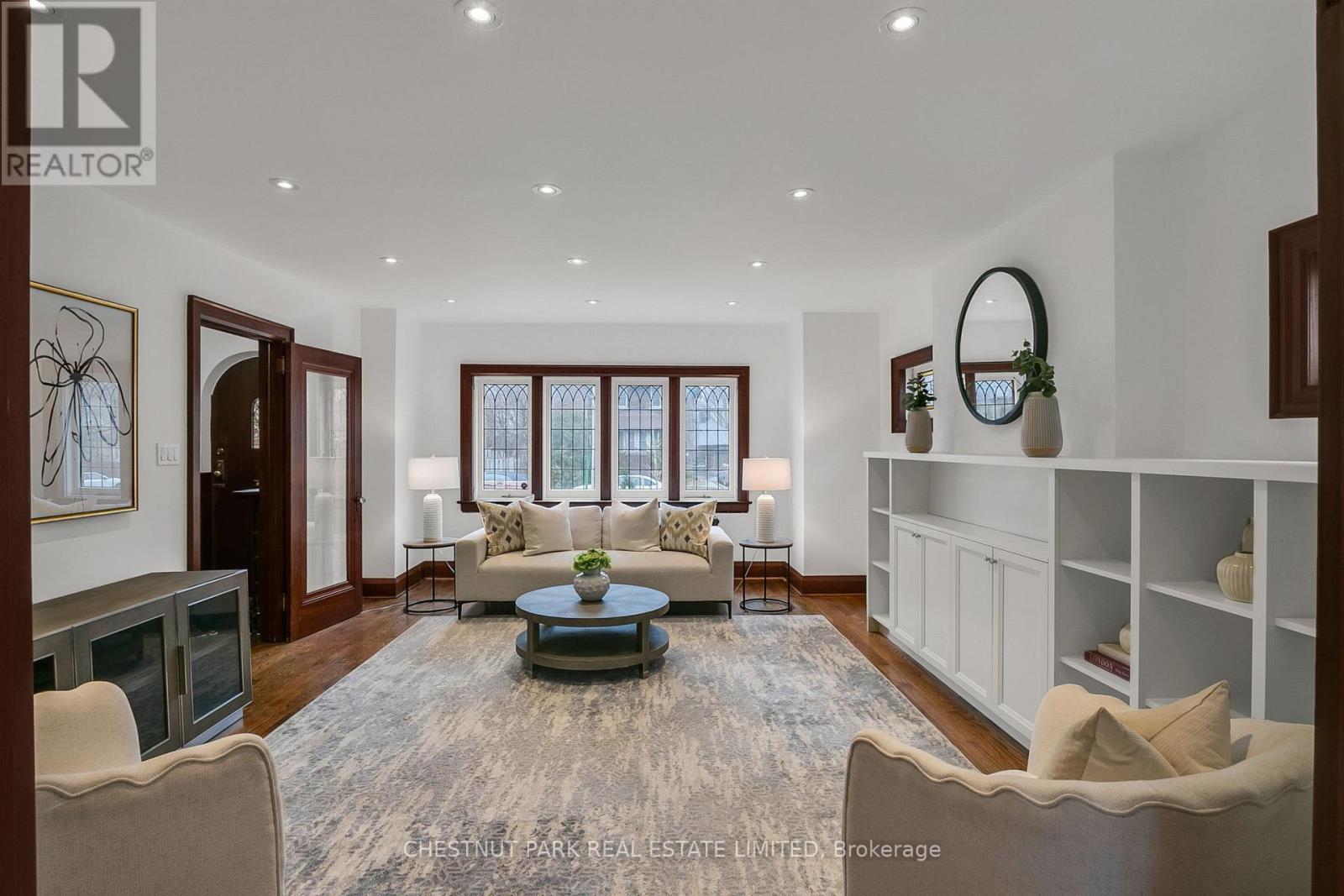 7 Fleming Crescent, Toronto, Ontario  M4G 2A9 - Photo 4 - C12989170