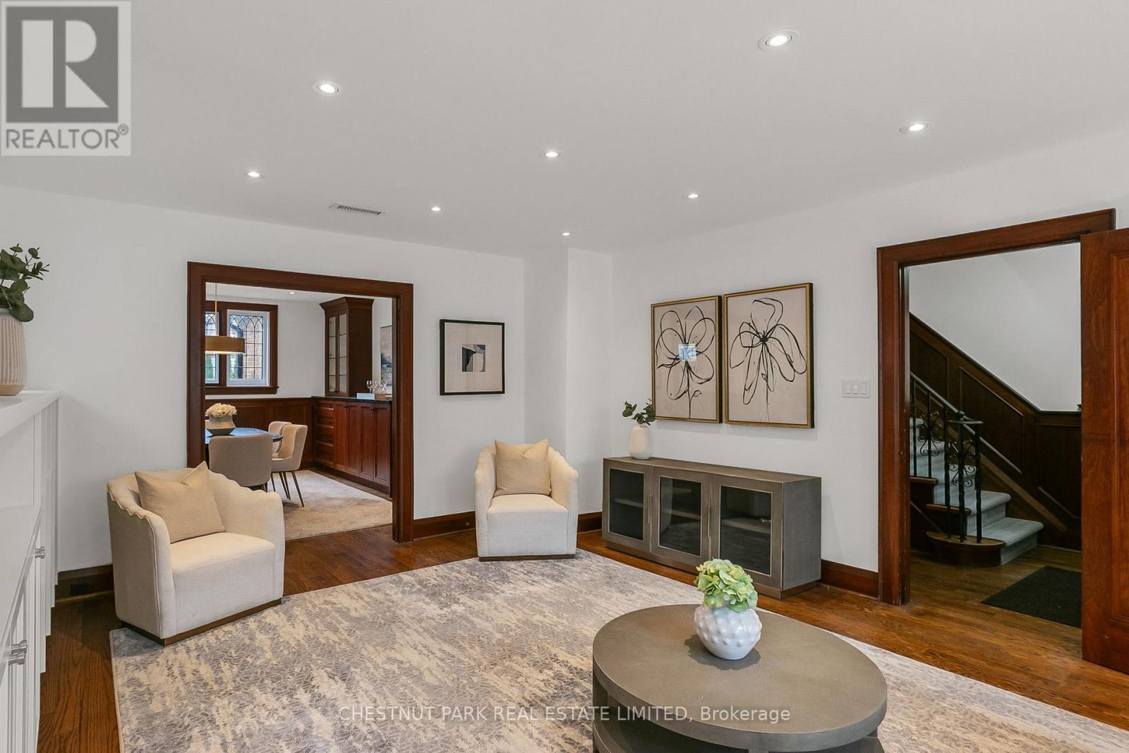 7 Fleming Crescent, Toronto, Ontario  M4G 2A9 - Photo 5 - C12989170