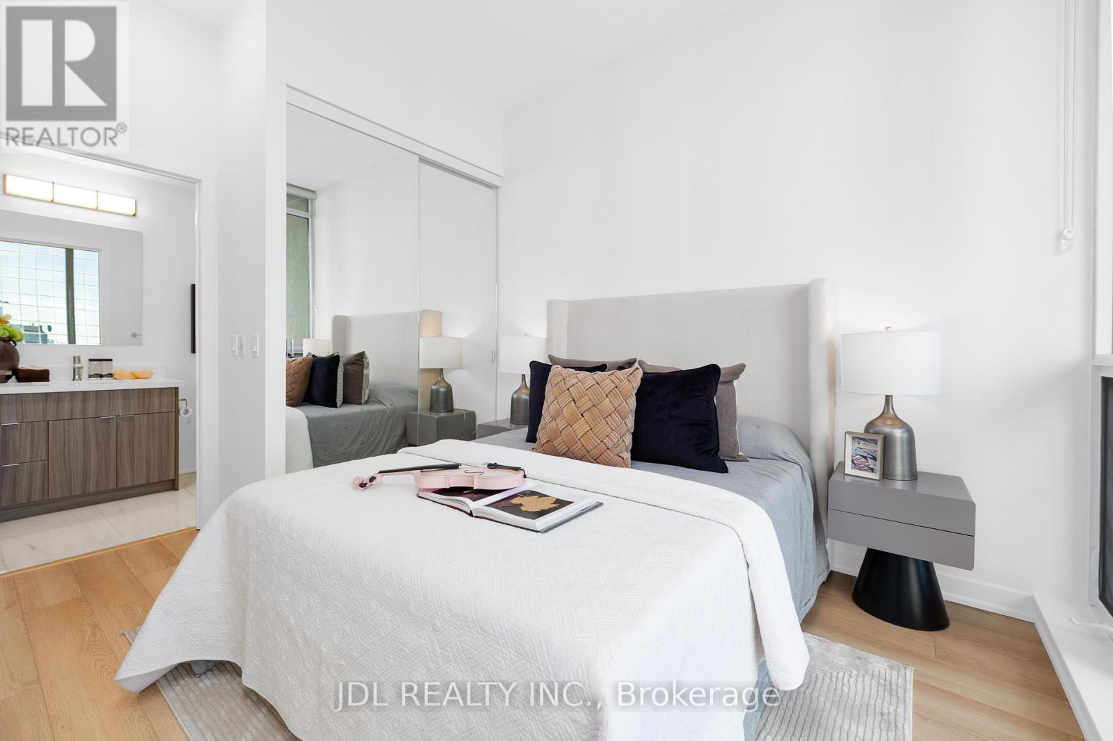 2302 - 770 Bay Street, Toronto, Ontario  M5G 0A6 - Photo 19 - C12989204