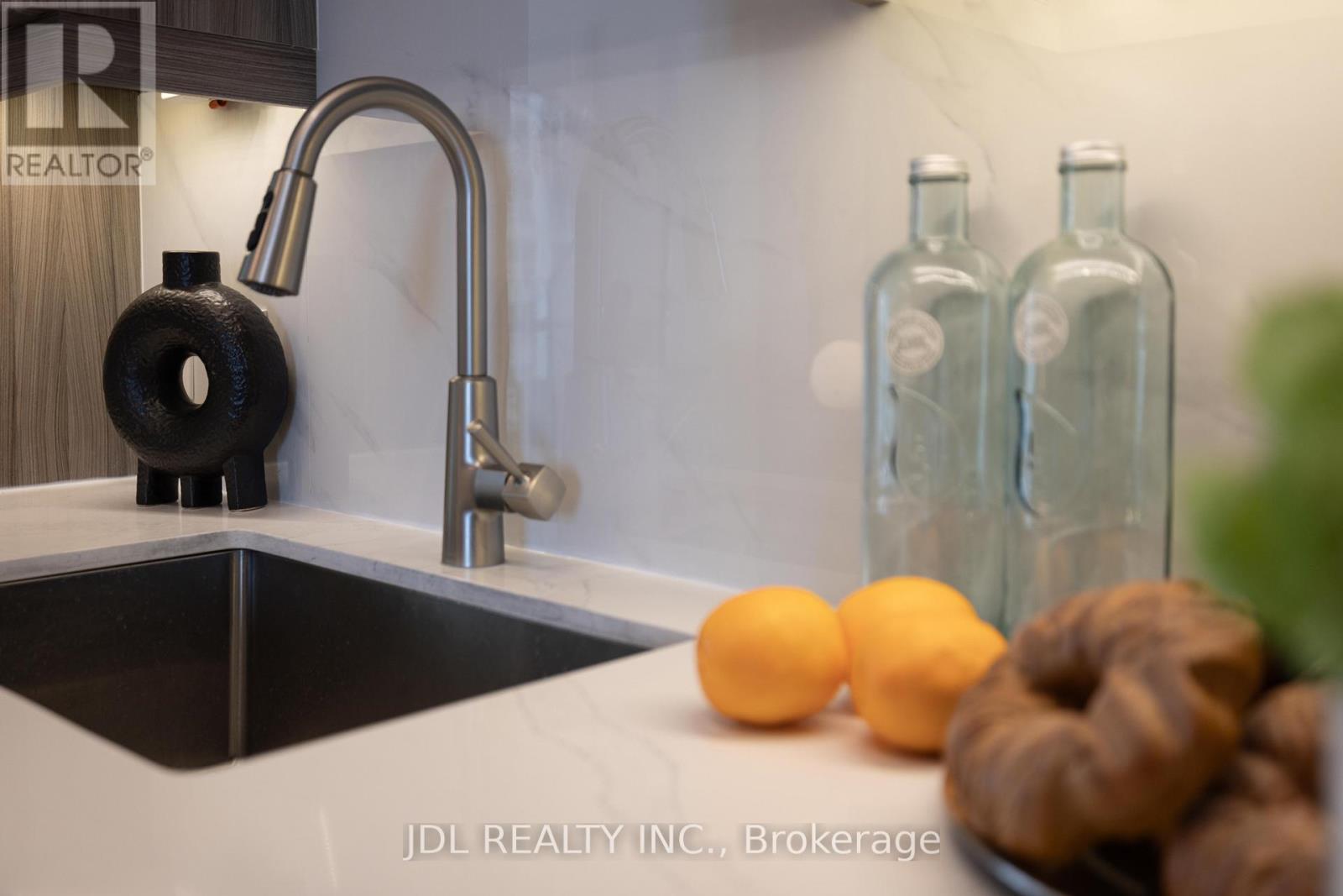 2302 - 770 Bay Street, Toronto, Ontario  M5G 0A6 - Photo 28 - C12989204