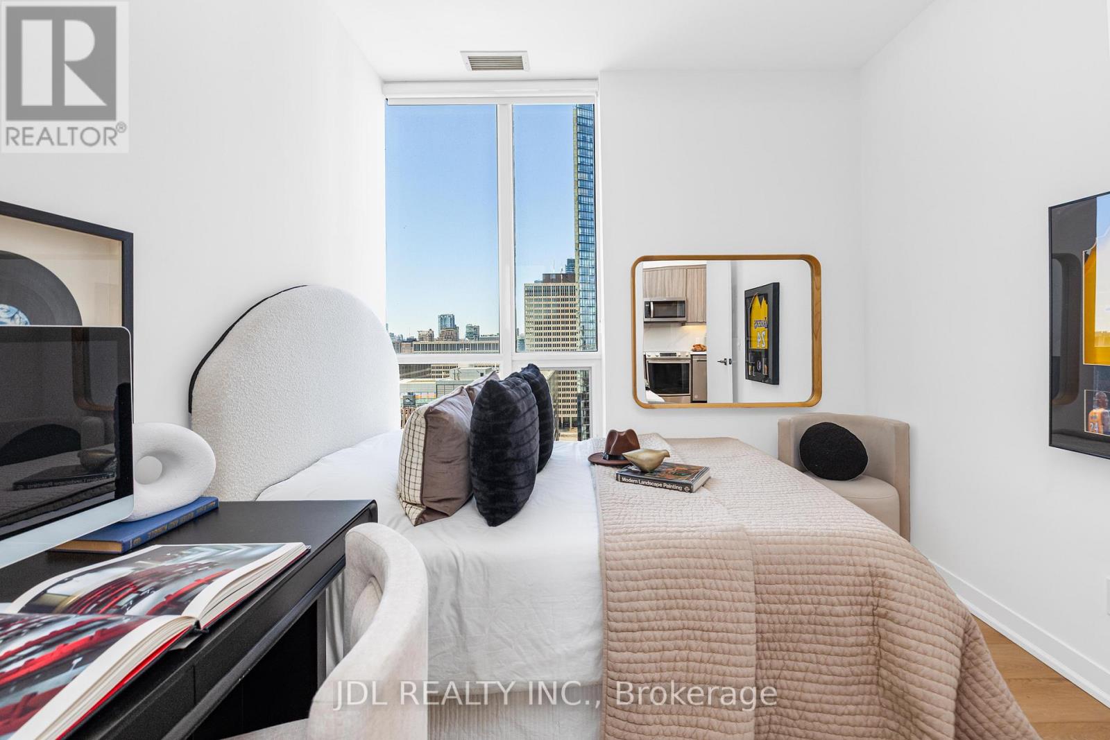 2302 - 770 Bay Street, Toronto, Ontario  M5G 0A6 - Photo 8 - C12989204