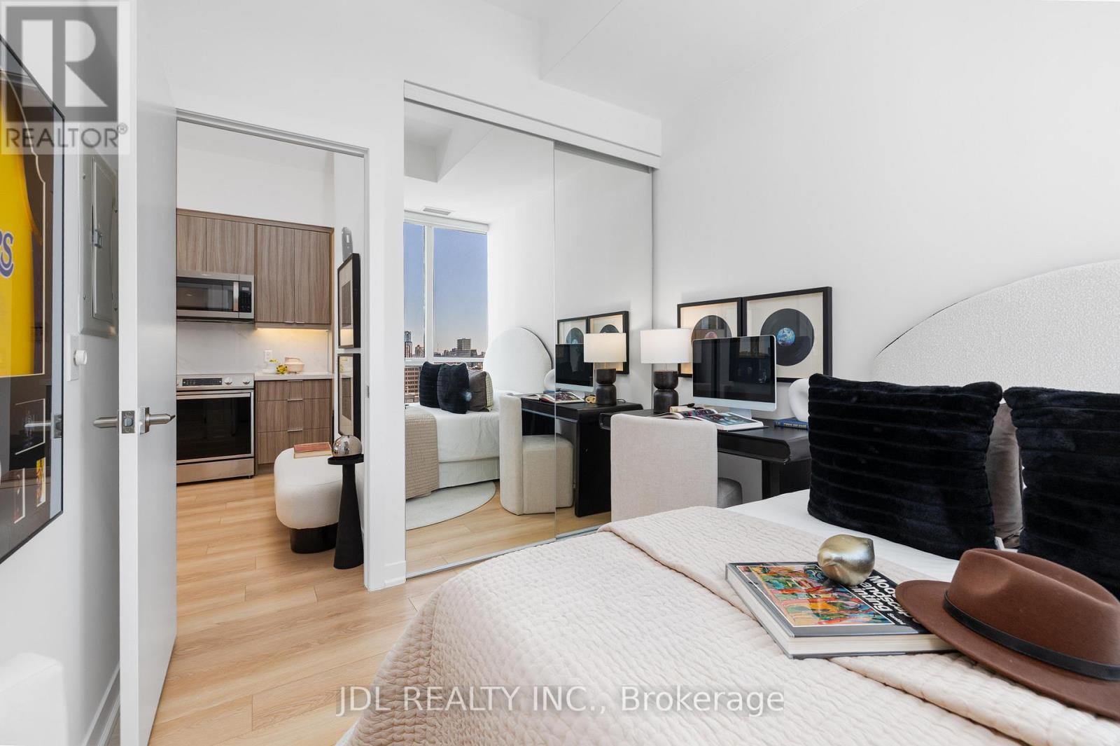 2302 - 770 Bay Street, Toronto, Ontario  M5G 0A6 - Photo 9 - C12989204