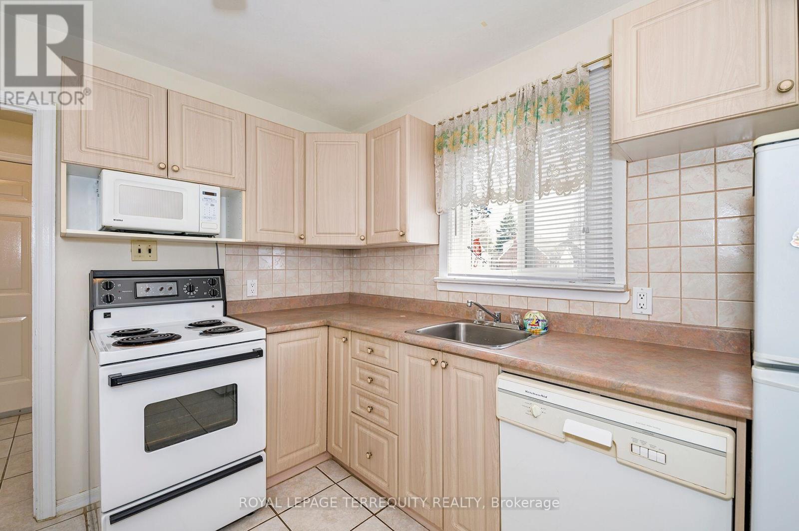 68 Parkchester Road, Toronto, Ontario  M6M 2S3 - Photo 3 - W12989164