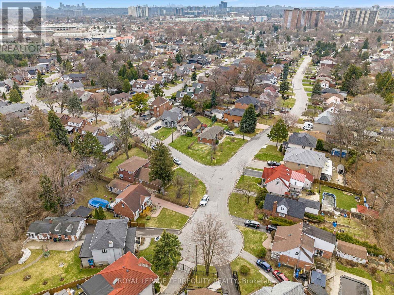 68 Parkchester Road, Toronto, Ontario  M6M 2S3 - Photo 32 - W12989164